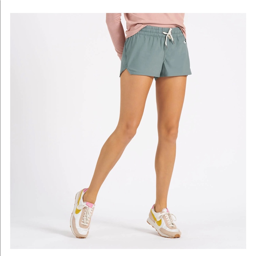 Vuori Shorts Kelp Clementine Size Small Green Lined Adjustable Waist